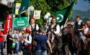 FOTO: AA /  Više hiljada građana ispratilo konjanike iz Donjeg Vakufa